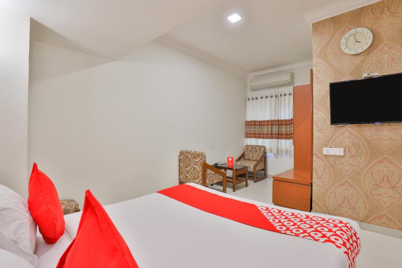 Oyo 2351 Hotel Golden Plaza Ahmadábád Kültér fotó